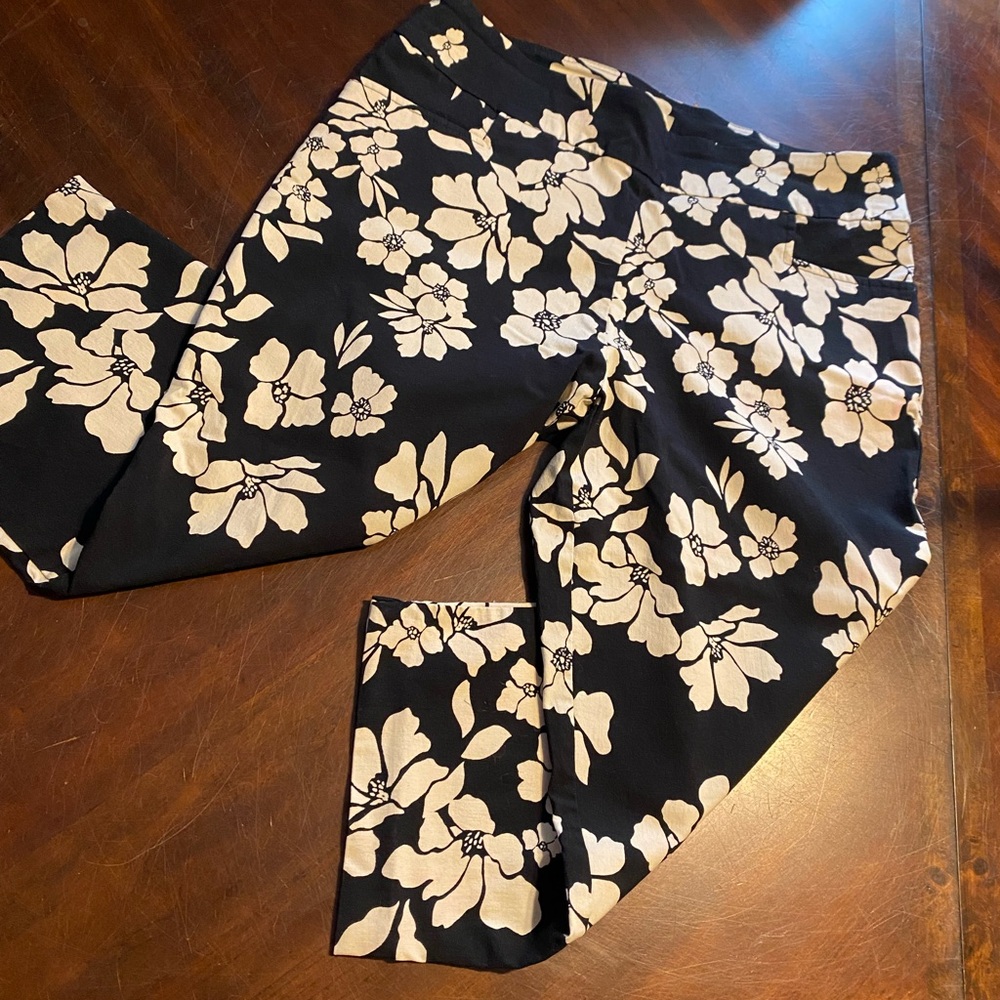 Sky Black and White Floral Capris
